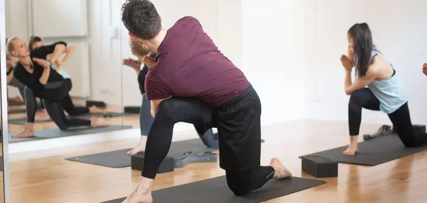 Joga czy pilates na kręgosłup: co wybrać dla zdrowych pleców?