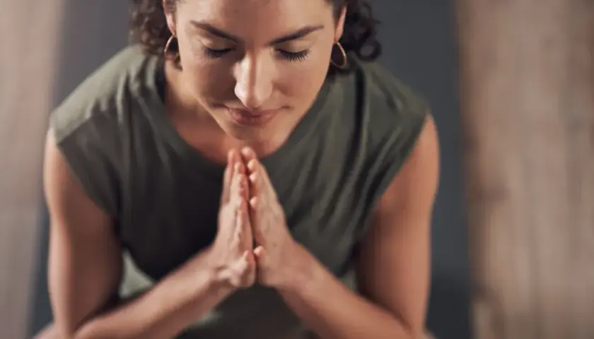 Co znaczy namaste w jodze? Odkryj jego głębokie znaczenie i symbolikę