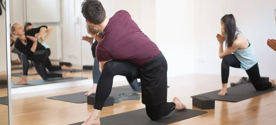 Joga czy pilates na kręgosłup: co wybrać dla zdrowych pleców?