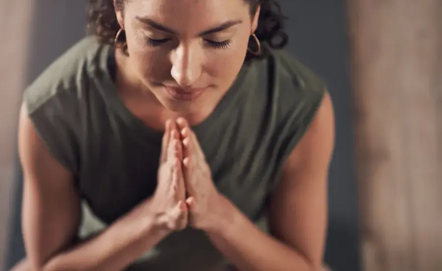 Co znaczy namaste w jodze? Odkryj jego głębokie znaczenie i symbolikę
