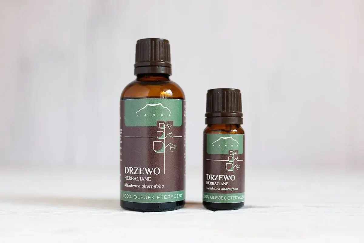 Dwie buteleczki olejku z drzewa herbacianego. Czy olejek z drzewa herbacianego jest szkodliwy? Ten naturalny produkt jest ceniony za swoje właściwości.